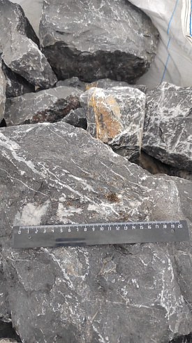 Kamenclub.ru: Черный мрамор скальник фр. 100-500 мм.  купить в Петрозаводске мрамор черный белый серый крупный колотый валун ландшафтный 8500 руб/т   фото КАМЕНЬ КЛУБ