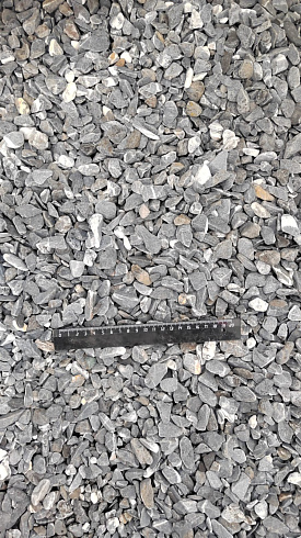 Kamenclub.ru: Щебень галтованный черный (мрамор) фр.10-20 мм.  купить в Петрозаводске мрамор черный с белыми прожилками, черный, белый окатанный округлый ландшафтный декоративный щебень 15000 руб/т   фото КАМЕНЬ КЛУБ