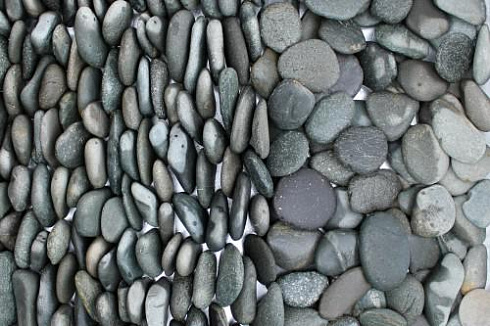 Kamenclub.ru: Галька речная плоская (темно-серая) фр. 70-150 мм. купить  в Петрозаводске галечник природный темно-серый серый синий речная плоская природная окатанная  9000 руб/т   фото КАМЕНЬ КЛУБ