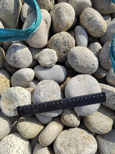 Kamenclub.ru: Галька речная окат (серо-белая) фр. 70-120 мм купить  в Петрозаводске галька галечник бело-серая, серо-белая, серая, белая речная природная галька  8000 руб/т   фото КАМЕНЬ КЛУБ