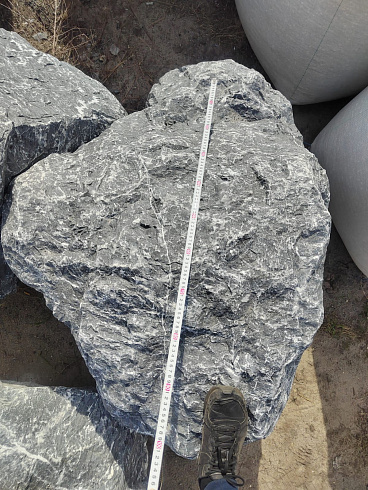 Kamenclub.ru: Черный мрамор скальник фр. 1000-1500 мм.  купить в Петрозаводске мрамор черный белый серый крупный колотый валун ландшафтный 9000 руб/т   фото КАМЕНЬ КЛУБ