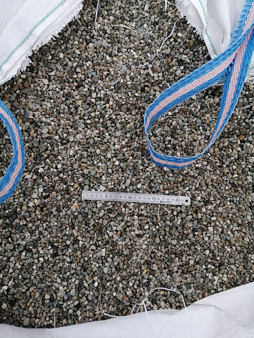 Kamenclub.ru: Галька речная окат (серая) фр.5-10 мм купить  в Петрозаводске галька речная серая, серый, темно-серый, светло-серый, коричневый речная окатанная галька декоративная ландшатфная 5000 руб/т   фото КАМЕНЬ КЛУБ