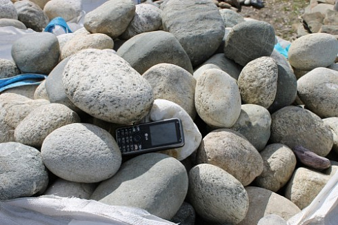 Kamenclub.ru: Речной валун (Ассорти) фр.100-300 мм.  купить в Петрозаводске галечник серый, темно-серый, светло-серый речная галька крупных размеров 4200 руб/т   фото КАМЕНЬ КЛУБ