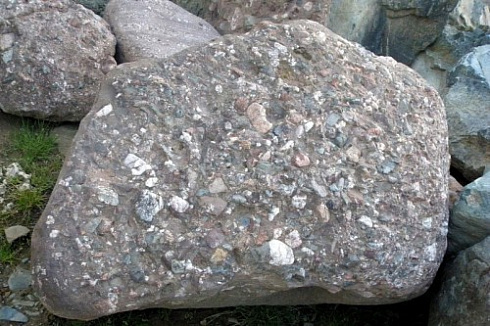 Kamenclub.ru: Конгломераты фр. 300-1000 мм.  купить в Петрозаводске кварц мрамор диабаз коричневый, серый зеленоватый речной валун крупный 6500 руб/т   фото КАМЕНЬ КЛУБ