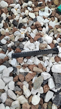 Kamenclub.ru: Мраморная крошка (щебень крошка микс : белый-черный-розовый) фр. 20-40 мм.  купить в Петрозаводске мрамор белый, черный, розовый декоративная ландшафтная крошка 12000 руб/т   фото КАМЕНЬ КЛУБ