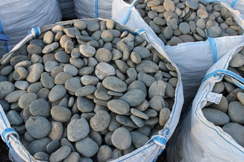 Kamenclub.ru: Галька речная плоская (ассорти) фр. 100-200-300 мм купить  в Петрозаводске галька галечник природный серый, белый темно-серый синий рыжий светло-серый природная галька плоская крупная 8000 руб/т   фото КАМЕНЬ КЛУБ