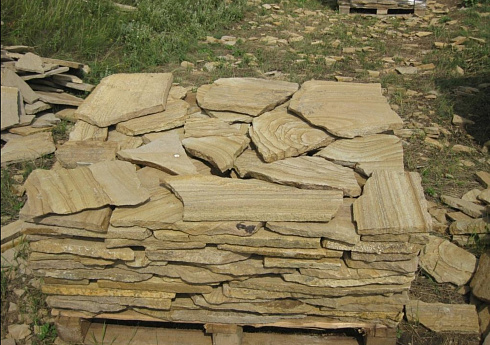 Kamenclub.ru: Песчаник пластушка желтый с разводом под дерево (2 см)  купить в Петрозаводске плитняк желтый с разводами, желтый, рыжий, серый песчаник пластушка рваная ландшафтная 11 000 руб/м3   фото КАМЕНЬ КЛУБ