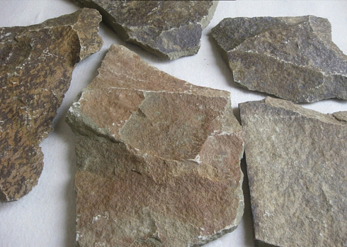 Kamenclub.ru: Песчаник пластушка "фонтанка" серо-зеленая (3,0-5,0 см)  купить в Петрозаводске песчаник серо-зеленая колотые плитки облицовочные пластушки 11400 руб/м3   фото КАМЕНЬ КЛУБ