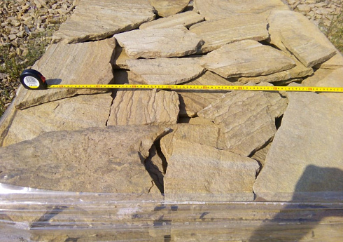 Kamenclub.ru: Песчаник пластушка желтый с разводом под дерево (2 см)  купить в Петрозаводске плитняк желтый с разводами, желтый, рыжий, серый песчаник пластушка рваная ландшафтная 11 000 руб/м3   фото КАМЕНЬ КЛУБ