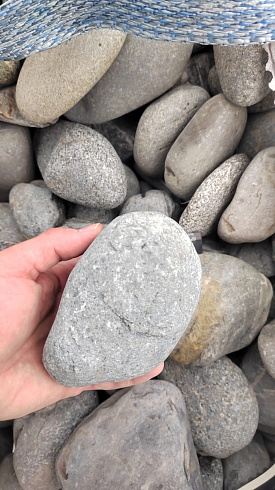 Kamenclub.ru: Галька речная окат (темно-серая) фр. 70-150 мм. купить  в Петрозаводске галька речная темно-серая, синяя, серая речная галька округлая  8000 руб/т   фото КАМЕНЬ КЛУБ