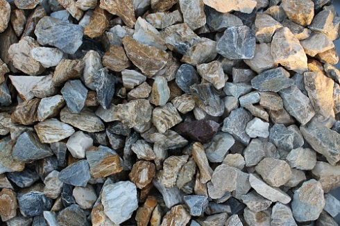 Kamenclub.ru: Мраморная крошка (щебень крошка медовый) фр. 20-40 мм.  купить в Петрозаводске мрамор бежевый рыжий желтый ландшафтная мраморная крошка 12000 руб/т   фото КАМЕНЬ КЛУБ