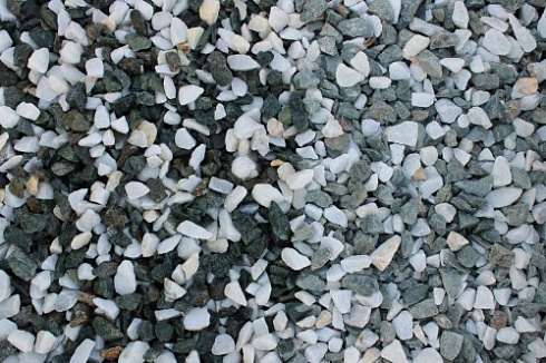 Kamenclub.ru: Мраморная крошка (щебень крошка микс: белый-зеленый) фр. 10-20 мм.  купить в Петрозаводске мрамор белый, зеленый каменная ландшафтная декоративная крошка щебня 9500 руб/т   фото КАМЕНЬ КЛУБ