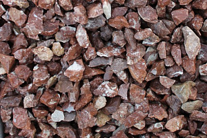 Kamenclub.ru: Мраморная крошка (щебень крошка розовый) фр. 20-40 мм.  купить в Петрозаводске мрамор розовый, красный мраморная крошка декоративная 11000 руб/т   фото КАМЕНЬ КЛУБ