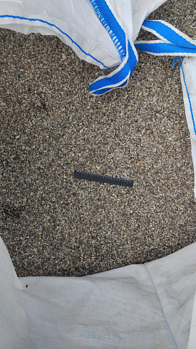 Kamenclub.ru: Галька речная окат (серая) фр.3-5 мм купить  в Петрозаводске галька речная серая бежевый темно-серый окатанный речной камень округлый 9500 руб/т   фото КАМЕНЬ КЛУБ