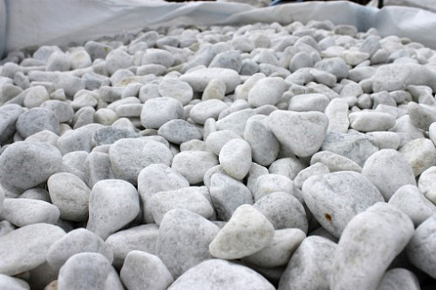 Kamenclub.ru: Мраморная крошка (щебень галтованный белый), фр.20-40 мм.  купить в Петрозаводске мрамор белый бежевый молочный мраморный щебень декоративный 17000 руб/т   фото КАМЕНЬ КЛУБ