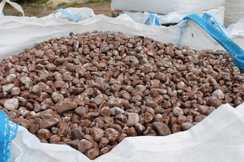 Kamenclub.ru: Мраморная крошка (щебень галтованный розовый) фр.10-20 мм.  купить в Петрозаводске мрамор розовый, красный ландшафтный декоративный окатанный округлый щебень 15000 руб/т   фото КАМЕНЬ КЛУБ