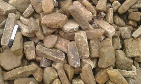 Kamenclub.ru: Песчаник для строительства и кладки блочный (фр 100-200 мм)  купить в Петрозаводске песчаник бежевый серый рыжий валун мелкий для строительства песчаник 6500 руб/т   фото КАМЕНЬ КЛУБ