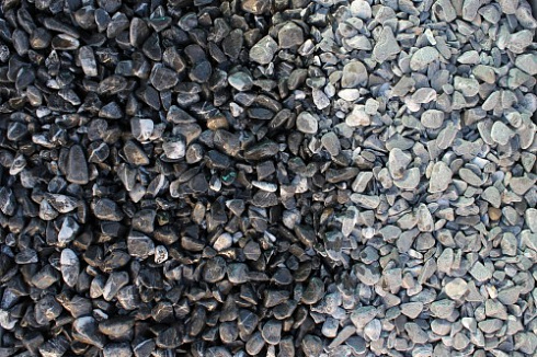 Kamenclub.ru: Щебень галтованный черный (мрамор) фр.10-20 мм.  купить в Петрозаводске мрамор черный с белыми прожилками, черный, белый окатанный округлый ландшафтный декоративный щебень 15000 руб/т   фото КАМЕНЬ КЛУБ