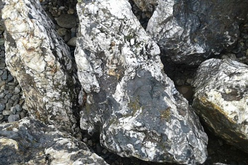 Kamenclub.ru: Черный гранит - кварцит фр. 500-1000 мм.  купить в Петрозаводске гранит кварцит черный серый белый скальный колотый валун 9750 руб/т   фото КАМЕНЬ КЛУБ