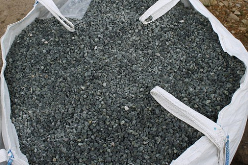 Kamenclub.ru: Щебень крошка зеленый (змеевик) фр. 10-20 мм.  купить в Петрозаводске змеевик зеленый, салатовый декоративная ландшафтная каменная крошка щебня 7 200 руб/т   фото КАМЕНЬ КЛУБ