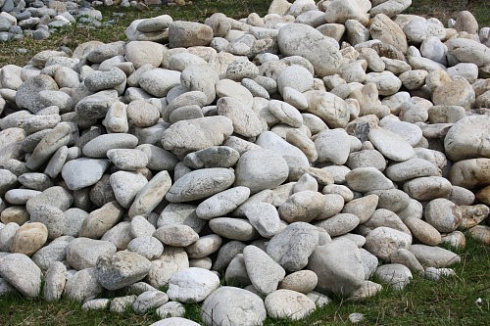 Kamenclub.ru: Бело-серый валунчик фр.100-300 мм.  купить в Петрозаводске крупный камень для ландшафта серый, белый бело-серый валун крупная галька 4500 руб/т   фото КАМЕНЬ КЛУБ