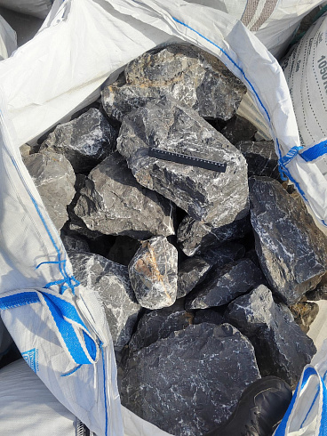 Kamenclub.ru: Черный мрамор скальник фр. 100-500 мм.  купить в Петрозаводске мрамор черный белый серый крупный колотый валун ландшафтный 8500 руб/т   фото КАМЕНЬ КЛУБ