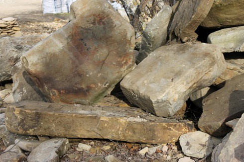 Kamenclub.ru: Песчаник плиты - плахи - пошаговые дорожки (фр. 70-150 мм)  купить в Петрозаводске песчаник серый бежевый желтый зеленый колотый песчаник строительный 6500 руб/т   фото КАМЕНЬ КЛУБ