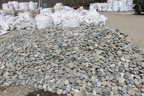 Kamenclub.ru: Галька речная плоская (ассорти) фр. 70-150 мм. купить  в Петрозаводске галька галечник серый белый темно-серый синий светло-серый плоская природная галька  9000 руб/т   фото КАМЕНЬ КЛУБ