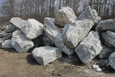 Kamenclub.ru: Мраморизированный известняк фр.500-1500 мм.  купить в Петрозаводске    10000 руб/т   фото КАМЕНЬ КЛУБ