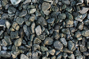 Kamenclub.ru: Щебень галтованный зеленый (змеевик) фр. 20-40 мм.  купить в Петрозаводске мрамор зеленый, салатовый оголтованный щебень мраморный 12500 руб/т   фото КАМЕНЬ КЛУБ