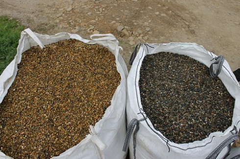 Kamenclub.ru: Галька окат (серо-желтая) фр.10-20 мм. купить  в Петрозаводске галька серо-желтая, рыжая, серый речная окатанная округлая галька 5000 руб/т   фото КАМЕНЬ КЛУБ