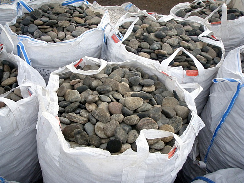 Kamenclub.ru: Галька речная плоская (ассорти) фр. 100-200-300 мм. купить  в Петрозаводске галька плоская разноцветная серый белый темно-серый синий речная галька ландшафтная 8000 руб/т   фото КАМЕНЬ КЛУБ