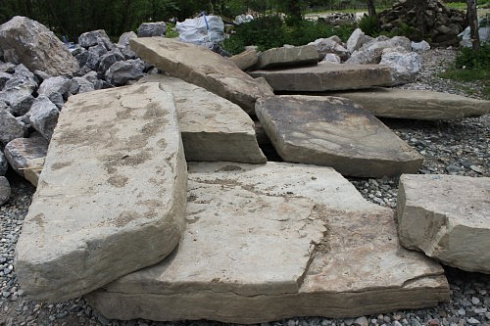 Kamenclub.ru: Песчаник плиты - плахи - пошаговые дорожки (фр. 70-150 мм)  купить в Петрозаводске песчаник серый бежевый желтый зеленый колотый песчаник строительный 6500 руб/т   фото КАМЕНЬ КЛУБ