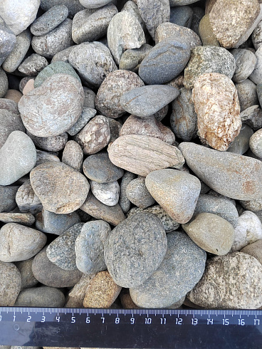Kamenclub.ru: Галька речная окат (пестрая) фр. 20-40 мм. купить  в Петрозаводске галька речная пестрая, серая, серые оттенки галька речная окатанная округлая 5000 руб/т   фото КАМЕНЬ КЛУБ
