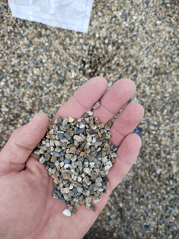 Kamenclub.ru: Галька речная окат (серая) фр.3-5 мм купить  в Петрозаводске галька речная серая бежевый темно-серый окатанный речной камень округлый 9500 руб/т   фото КАМЕНЬ КЛУБ