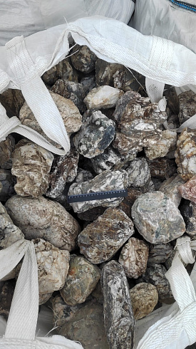 Kamenclub.ru: Кварцевый валунчик фр.100-300 мм.  купить в Петрозаводске кварц белый, бежевый молочный рыжий крупный природный камень галечник 7850 руб/т   фото КАМЕНЬ КЛУБ