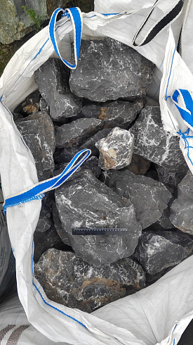 Kamenclub.ru: Черный мрамор скальник фр. 100-500 мм.  купить в Петрозаводске мрамор черный белый серый крупный колотый валун ландшафтный 8500 руб/т   фото КАМЕНЬ КЛУБ