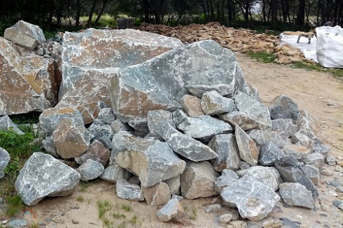 Kamenclub.ru: Гранит скальник (серо-зеленый) фр. 500-1500 мм.  купить в Петрозаводске гранит мрамор  серый зеленый темно-серый глыба скальная колотая ландшафтная 7 500 руб/т   фото КАМЕНЬ КЛУБ