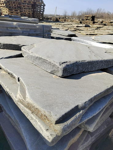 Kamenclub.ru: Песчаник пластушка светло-серый (4,0 - 6,0 см)  купить в Петрозаводске плитняк - пластушка светло-серый песчаник 12600 руб/м3   фото КАМЕНЬ КЛУБ