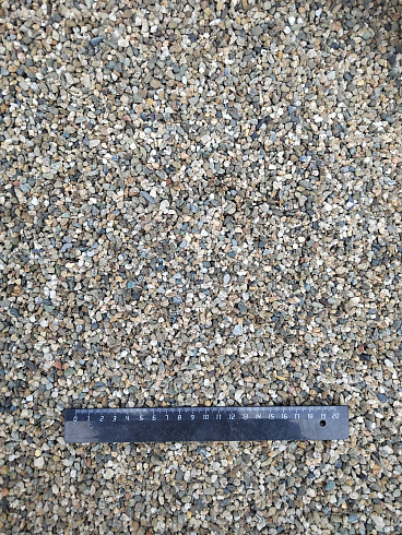 Kamenclub.ru: Галька речная окат (серая) фр.3-5 мм купить  в Петрозаводске галька речная серая бежевый темно-серый окатанный речной камень округлый 9500 руб/т   фото КАМЕНЬ КЛУБ