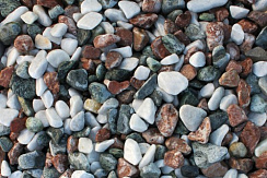 Kamenclub.ru: Мраморная крошка (щебень галтованный микс:белый-черный-розовый) фр.40-70 мм.  купить в Петрозаводске мрамор белый, черный розовый декоративный щебень галтованный 15500 руб/т   фото КАМЕНЬ КЛУБ