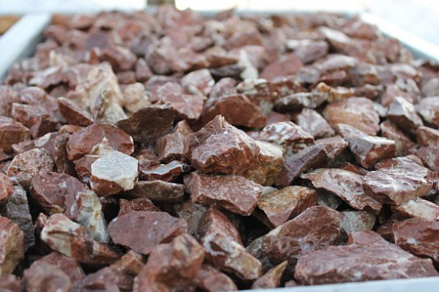 Kamenclub.ru: Мраморная крошка (щебень крошка розовый) фр. 20-40 мм.  купить в Петрозаводске мрамор розовый, красный мраморная крошка декоративная 11000 руб/т   фото КАМЕНЬ КЛУБ