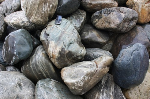 Kamenclub.ru: Речной валун Кабанчик фр.300-500 мм.  купить в Петрозаводске крупный природный камень галька серый, темно-серый речной валун галечник масштабный 7000 руб/т   фото КАМЕНЬ КЛУБ