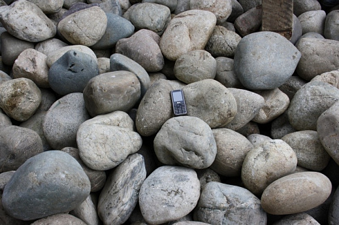 Kamenclub.ru: Темно-серый валунчик фр.100-300 мм.  купить в Петрозаводске крупный природный камень серый, темно-серый, светло-серый речная галька большого размера окатанная 4500 руб/т   фото КАМЕНЬ КЛУБ