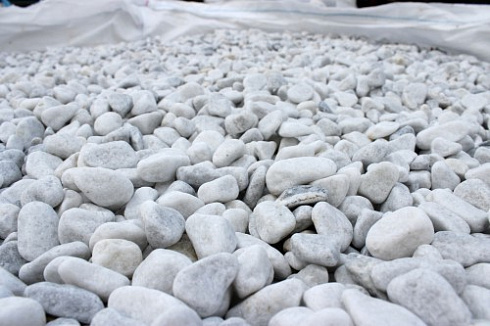 Kamenclub.ru: Мраморная крошка (щебень галтованный белый) фр.10-20 мм.  купить в Петрозаводске мрамор белый, молочный, айвори окатанный округлый декоративный ландшафтный щебень 17000 руб/т   фото КАМЕНЬ КЛУБ