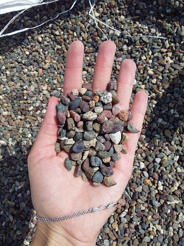 Kamenclub.ru: Галька речная окат цветная фр.5-10 мм. купить  в Петрозаводске галька речная белый, серый, красноватый, синий, темно-серый речная окатанная галька декоративная 6800 руб/т   фото КАМЕНЬ КЛУБ