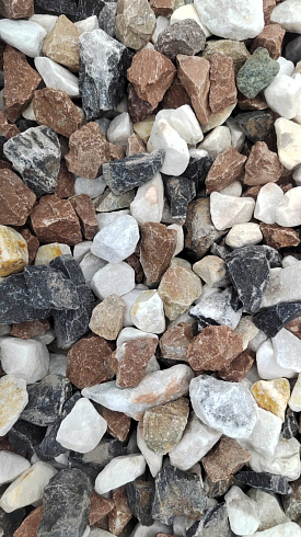 Kamenclub.ru: Мраморная крошка (щебень крошка микс : белый-черный-розовый) фр. 20-40 мм.  купить в Петрозаводске мрамор белый, черный, розовый декоративная ландшафтная крошка 12000 руб/т   фото КАМЕНЬ КЛУБ