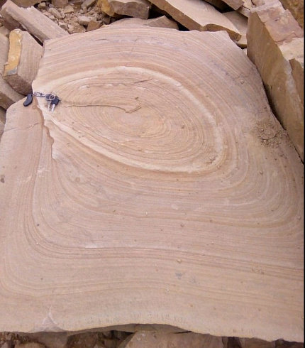 Kamenclub.ru: Форматный камень (плаха) пошаговая дорожка от 70-150 см (4 -12 см)  купить в Петрозаводске плитняк  форматный плаха желтый песчаник 9 000 руб/т   фото КАМЕНЬ КЛУБ