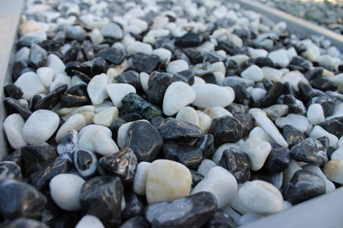 Kamenclub.ru: Мраморная крошка (щебень галтованный микс:белый-черный) фр.10-20 мм.  купить в Петрозаводске мрамор белый, черный окатанные округлые декоративные ландшафтные камни щебня 15500 руб/т   фото КАМЕНЬ КЛУБ