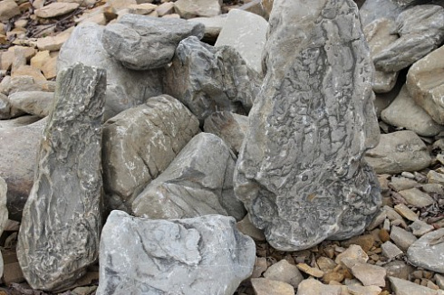 Kamenclub.ru: Песчаник декоративный ландшафтный (фр. 300-500 мм)  купить в Петрозаводске песчаник желтый рыжий серый зеленый валун речной окатанный природный песчаника 4 500 руб/т   фото КАМЕНЬ КЛУБ